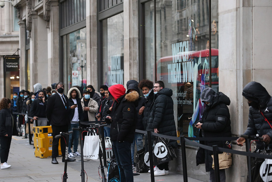 Κορωνοϊός - Βρετανία: Χαμός στο Λονδίνο λίγο μετά την άρση του lockdown - Ουρές χιλιομέτρων στα καταστήματα
