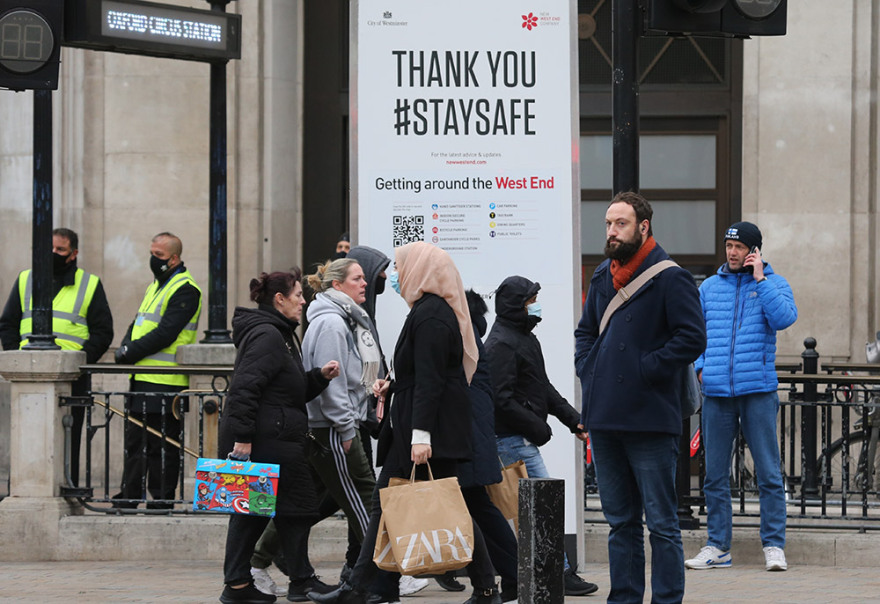Κορωνοϊός - Βρετανία: Χαμός στο Λονδίνο λίγο μετά την άρση του lockdown - Ουρές χιλιομέτρων στα καταστήματα
