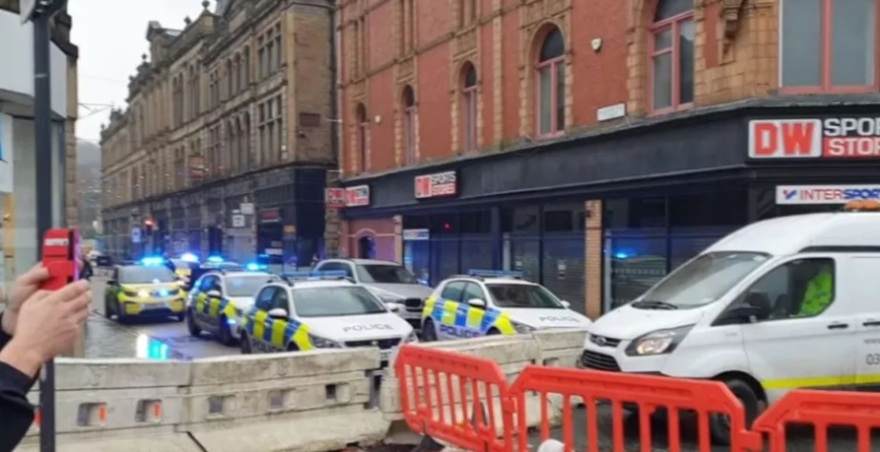 Δυο άτομα μαχαιρώθηκαν σε κατάστημα Marks & Spencer στο Μπέρνλι της Βρετανίας