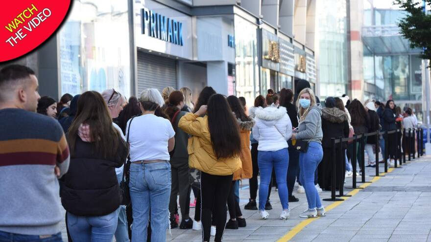 Κορωνοϊός - Βρετανία: Χαμός στο Λονδίνο λίγο μετά την άρση του lockdown - Ουρές χιλιομέτρων στα καταστήματα