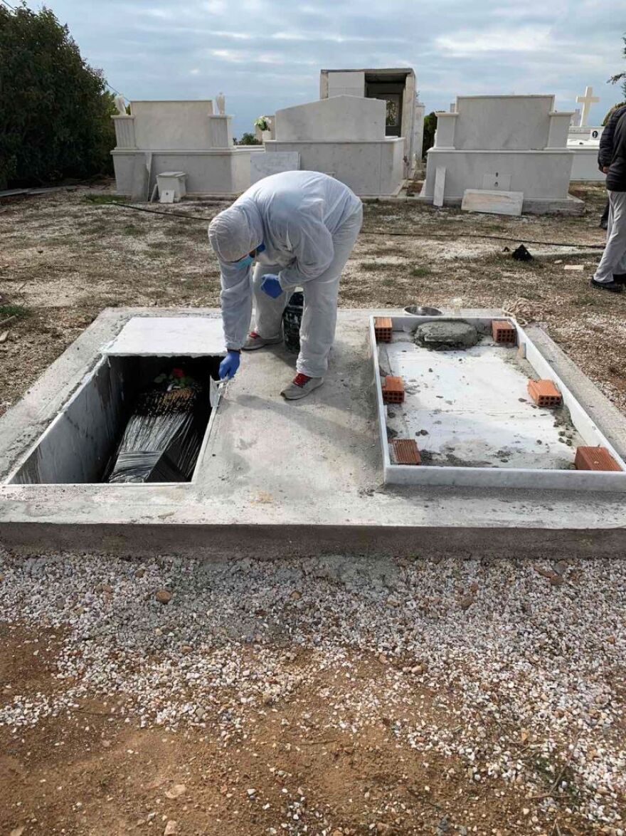 Κορωνοϊός: Φτιάχνουν «ζώνες Covid» στα κοιμητήρια όλης της χώρας - Δείτε φωτογραφίες