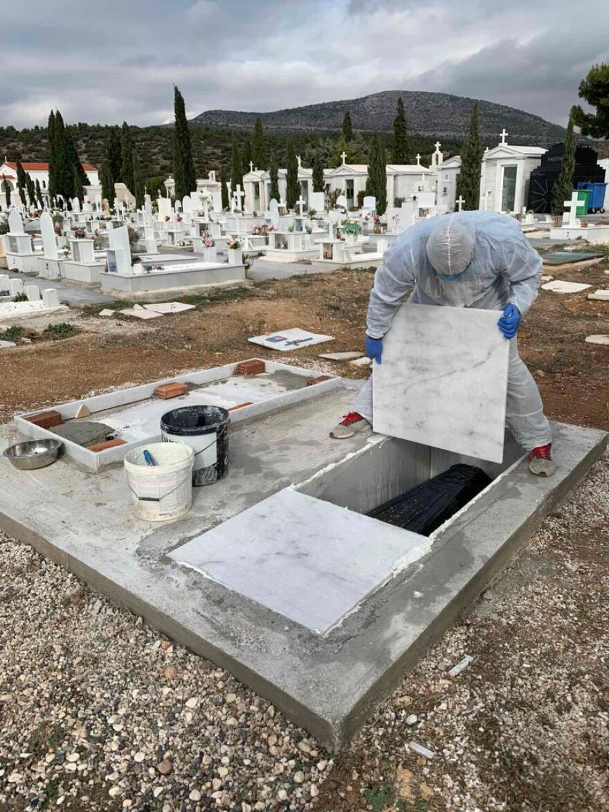 Κορωνοϊός: Φτιάχνουν «ζώνες Covid» στα κοιμητήρια όλης της χώρας - Δείτε φωτογραφίες