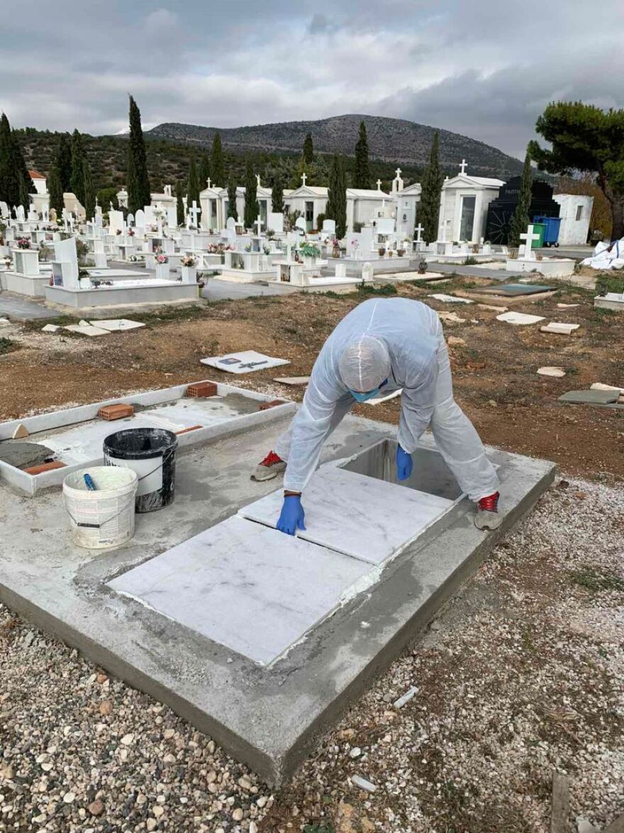 Κορωνοϊός: Φτιάχνουν «ζώνες Covid» στα κοιμητήρια όλης της χώρας - Δείτε φωτογραφίες