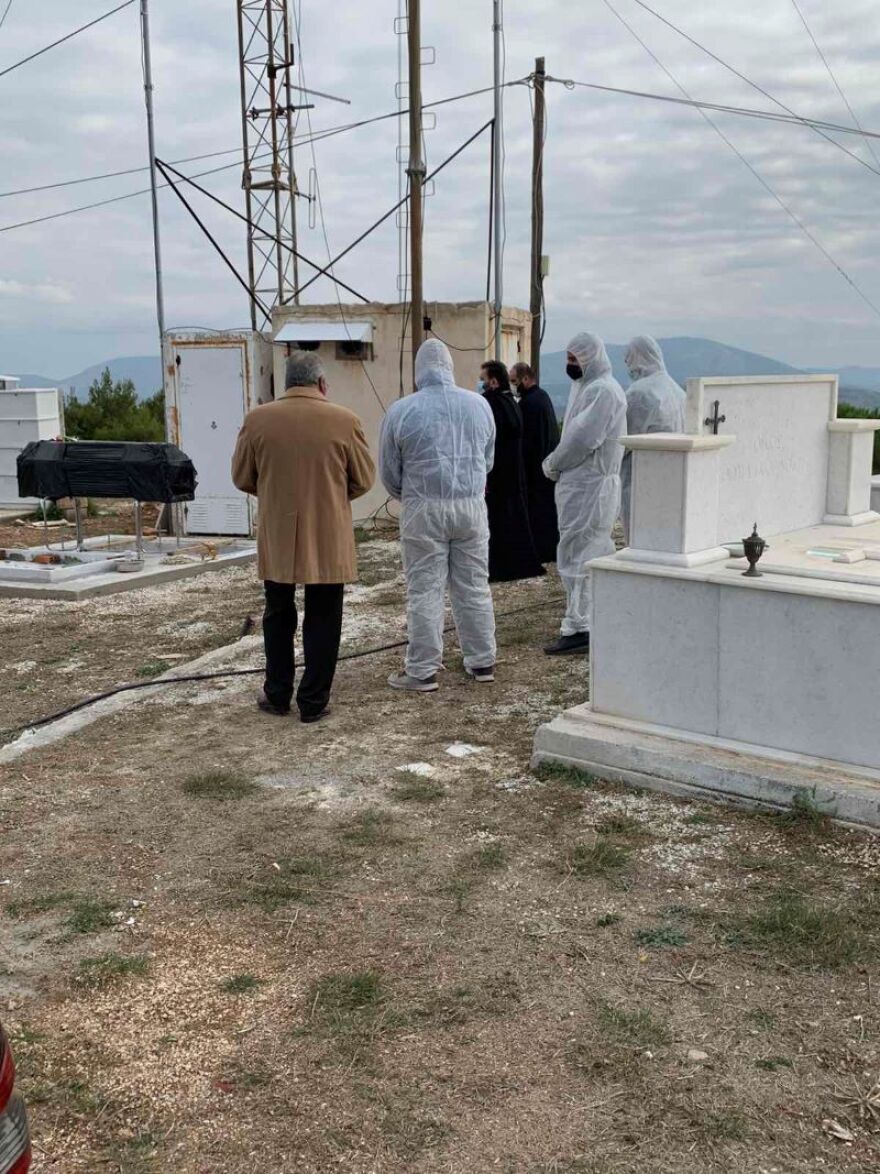 Κορωνοϊός: Φτιάχνουν «ζώνες Covid» στα κοιμητήρια όλης της χώρας - Δείτε φωτογραφίες