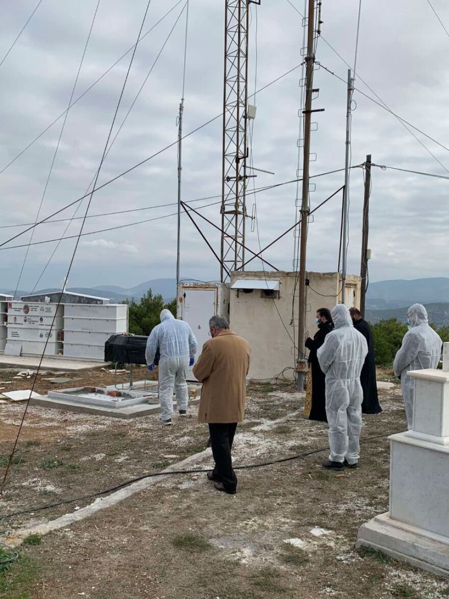 Κορωνοϊός: Φτιάχνουν «ζώνες Covid» στα κοιμητήρια όλης της χώρας - Δείτε φωτογραφίες