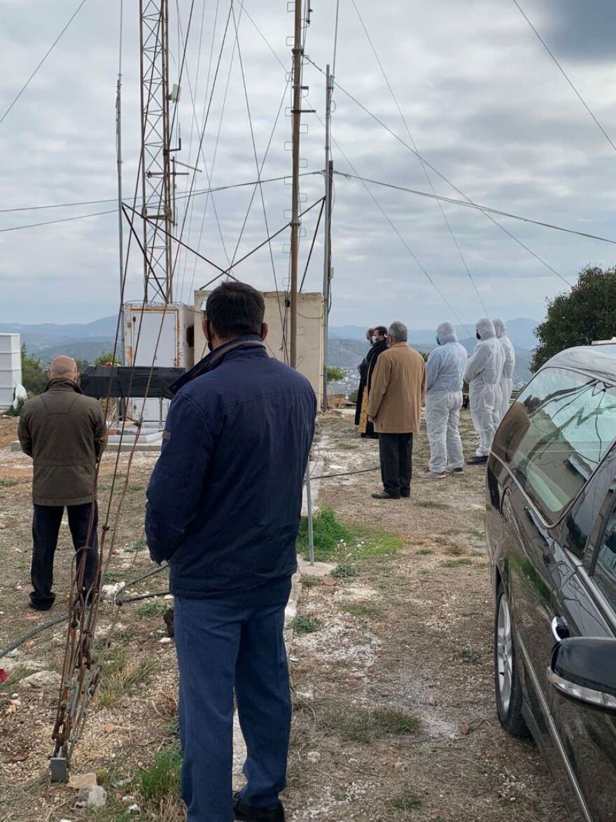 Κορωνοϊός: Φτιάχνουν «ζώνες Covid» στα κοιμητήρια όλης της χώρας - Δείτε φωτογραφίες