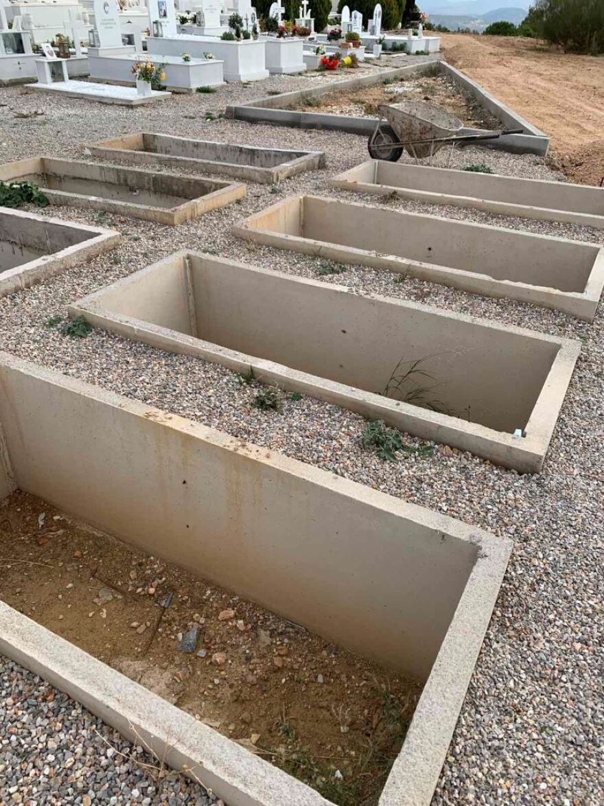 Κορωνοϊός: Φτιάχνουν «ζώνες Covid» στα κοιμητήρια όλης της χώρας - Δείτε φωτογραφίες