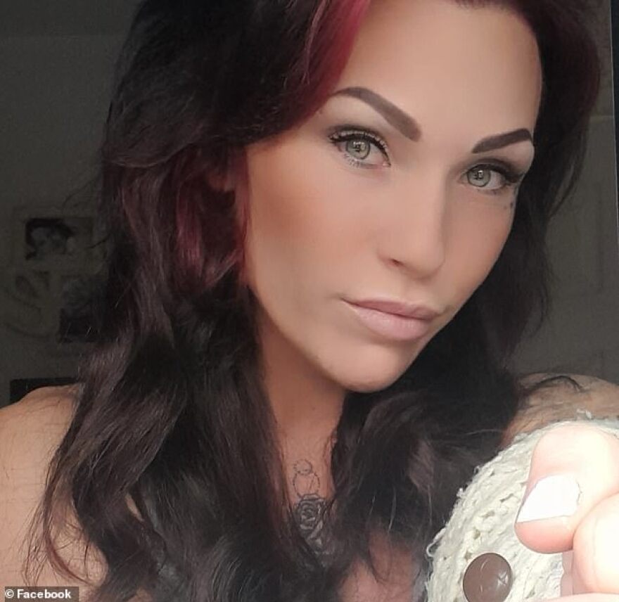 «Δεν τον ανάγκασα να κάνουμε σεξ, ήταν πρόθυμος» λέει η 32χρονη για τον... 14χρονο που έριξε στο κρεβάτι