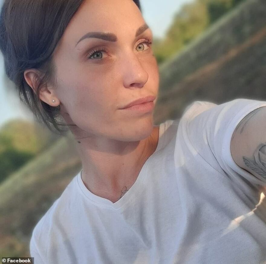 «Δεν τον ανάγκασα να κάνουμε σεξ, ήταν πρόθυμος» λέει η 32χρονη για τον... 14χρονο που έριξε στο κρεβάτι