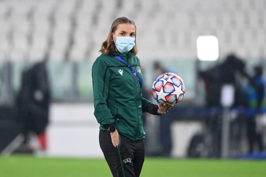 Γράφει ιστορία στο «Juventus Arena» η Στεφανί Φραπάρ: Η πρώτη γυναίκα διαιτητής στο Champions League