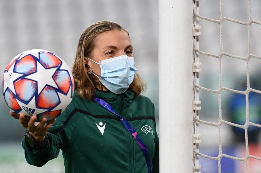 Γράφει ιστορία στο «Juventus Arena» η Στεφανί Φραπάρ: Η πρώτη γυναίκα διαιτητής στο Champions League