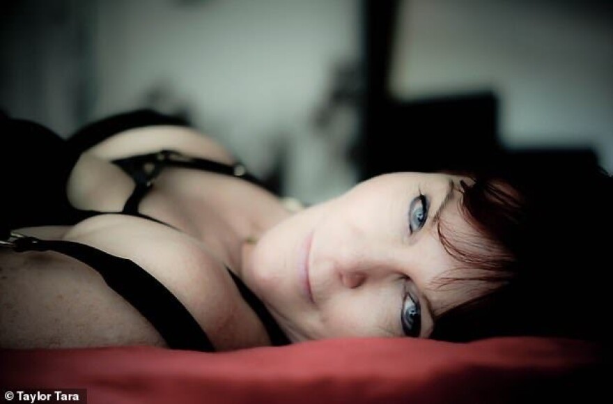 Γιαγιά - συνοδός πολυτελείας, ετών 57, με επτά εγγόνια! 