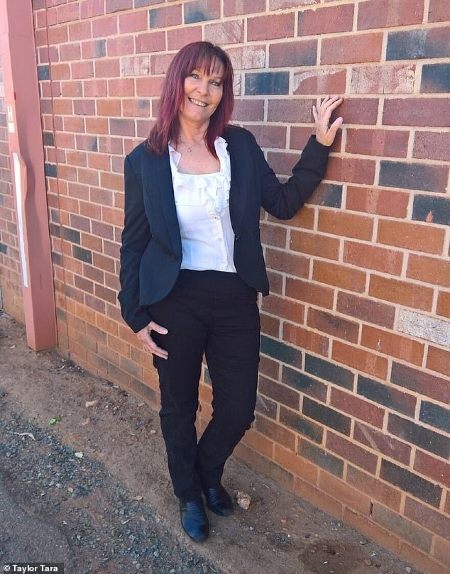 Γιαγιά - συνοδός πολυτελείας, ετών 57, με επτά εγγόνια! 