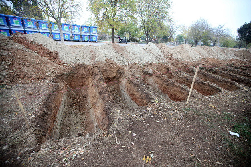 Κορωνοϊός - Ανατριχιαστικές εικόνες: Ανοίγουν δεκάδες νέους τάφους στη Θεσσαλονίκη