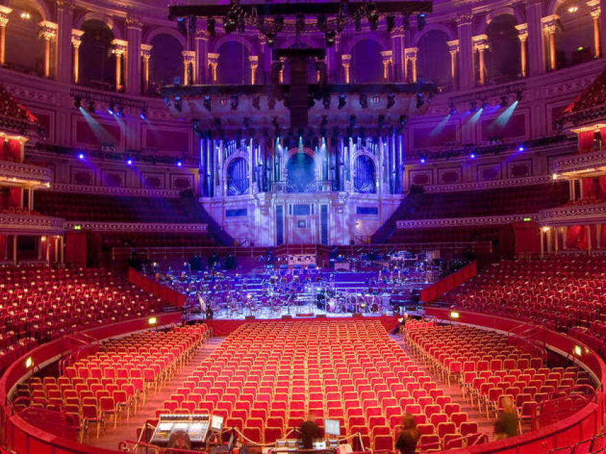 Royal Albert Hall: Γιορτάζει τα 150 χρόνια του με Έρικ Κλάπτον, Πάτι Σμιθ και μία δόση Τζέιμς Μποντ