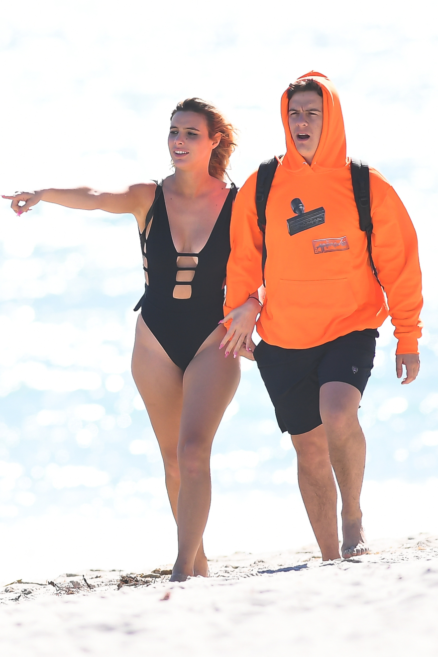 Τα... καυτά φιλιά γνωστής celebrity στην παραλία 