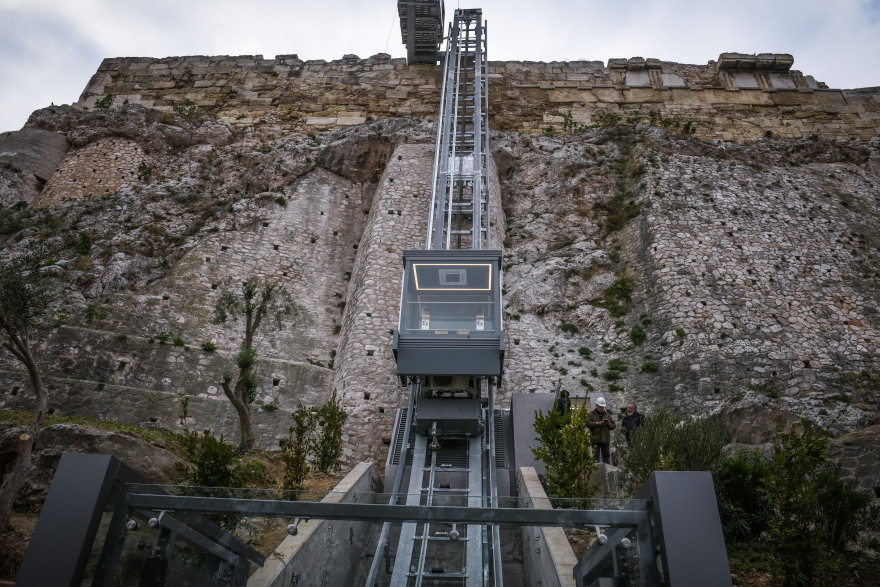 Δείτε φωτογραφίες: Από το... παλιό στο νέο αναβατόριο της Ακρόπολης