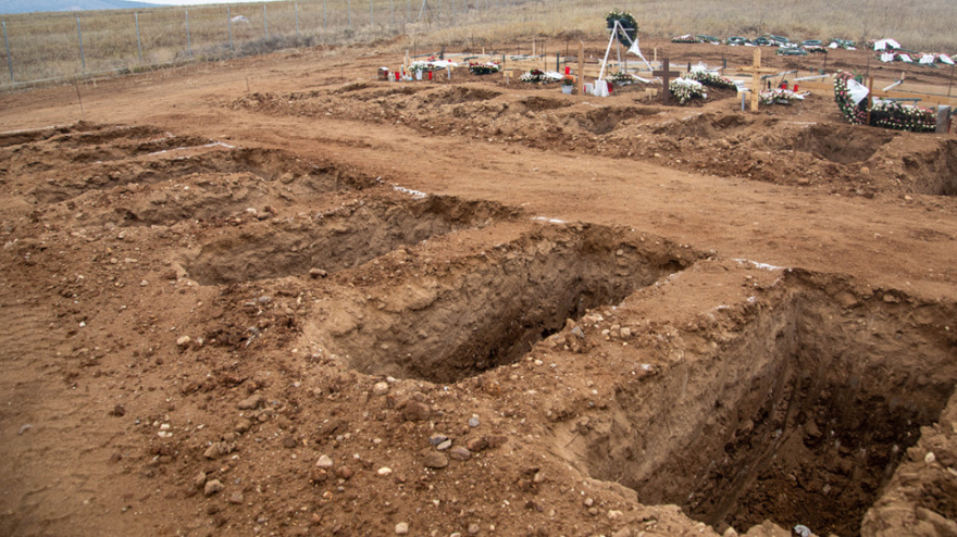 Κορωνοϊός - Ανατριχιαστικές εικόνες: Ανοίγουν δεκάδες νέους τάφους στη Θεσσαλονίκη