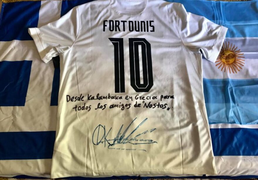 Σπουδαία κίνηση από τον Κώστα Φορτούνη: Δώρισε φανέλες στους ομογενείς της Αργεντινής