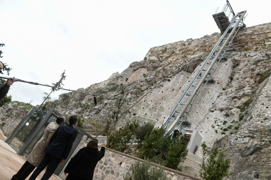 Δείτε τον νέο ανελκυστήρα για ΑμεΑ στην Ακρόπολη - Φωτογραφίες και βίντεο 