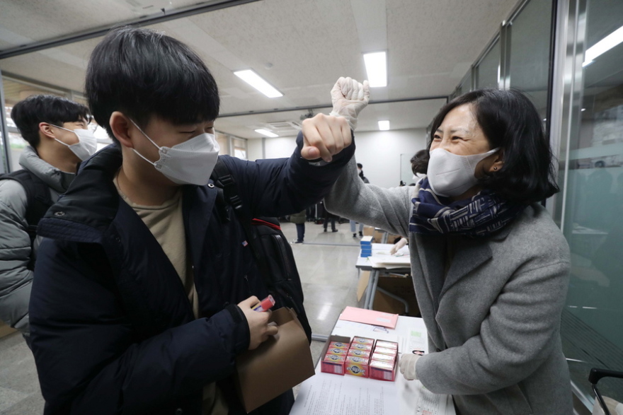 Κορωνοϊός: Ημέρα εξετάσεων για μισό εκατ. μαθητές στη Ν. Κορέα - Γράφουν μέχρι και από νοσοκομειακά κρεβάτια