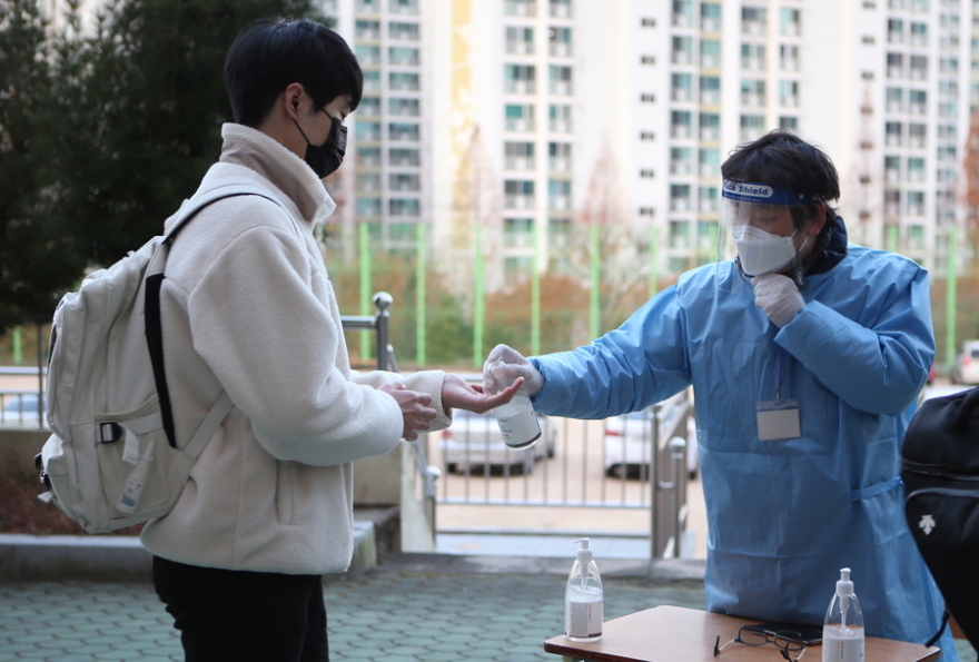 Κορωνοϊός: Ημέρα εξετάσεων για μισό εκατ. μαθητές στη Ν. Κορέα - Γράφουν μέχρι και από νοσοκομειακά κρεβάτια