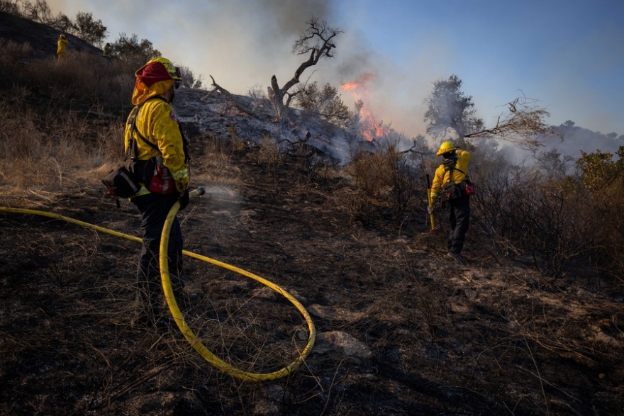 Νότια Καλιφόρνια: H «Bond Fire» κατακαίει την περιοχή