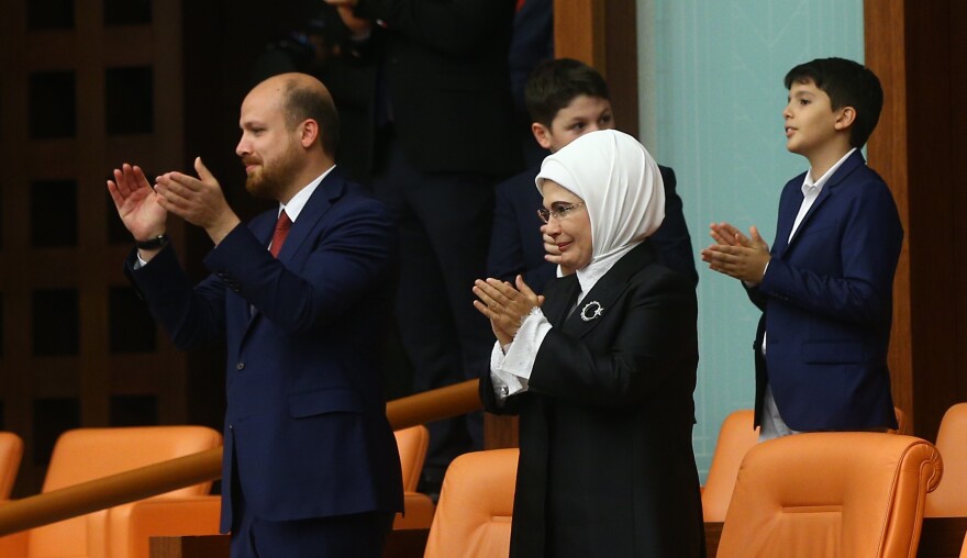 Σάλος στην Τουρκία: Οι γιοι του Ερντογάν είναι φυγόστρατοι - Σφυροκόπημα από τον αντιπολίτευση 