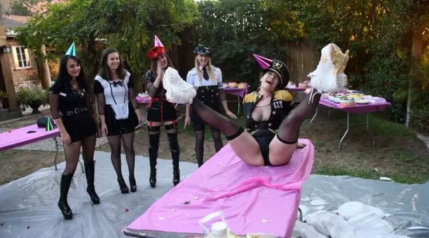 Το ζευγάρι που κάνει πορνό κατά παραγγελία - Μύγες, σκούπες και... μπάρμπεκιου σος στα αιτήματα του κοινού! 