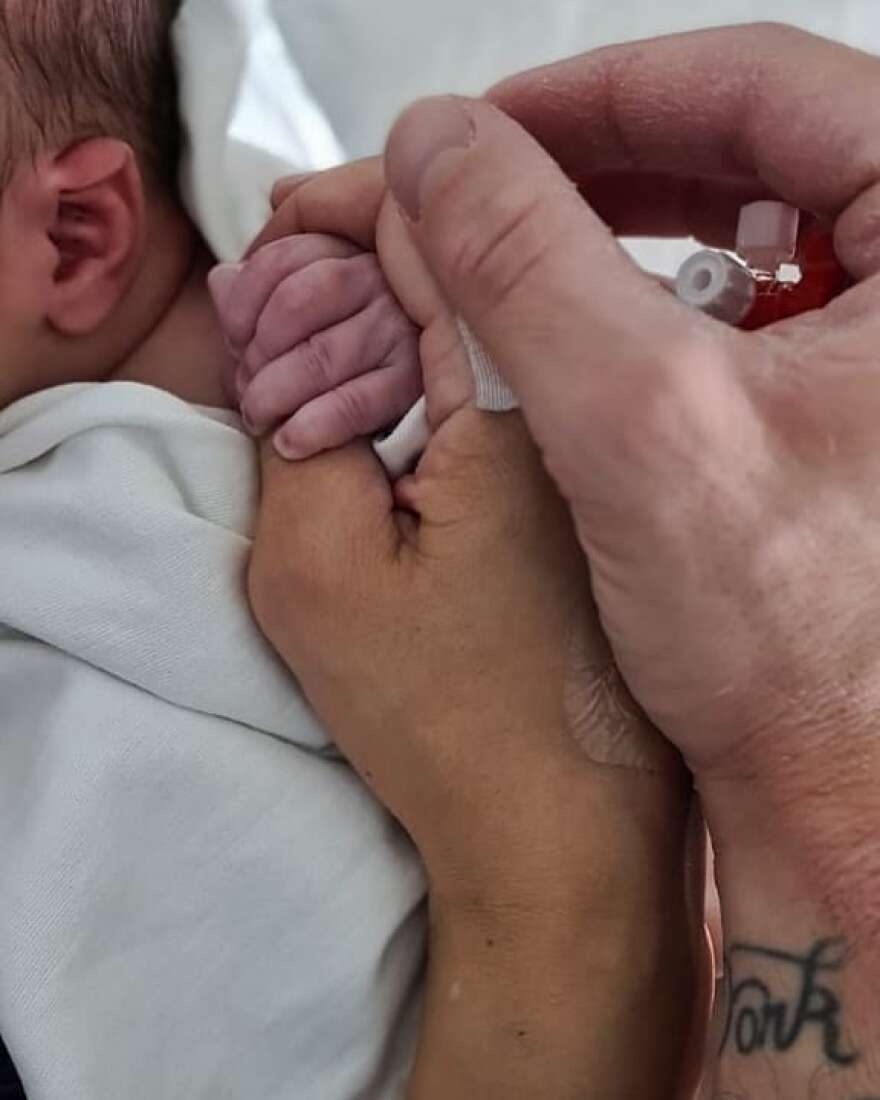 Γονείς για δεύτερη φορά Πετρούνιας-Μιλλούση: Η πρώτη φωτογραφία με το μωρό