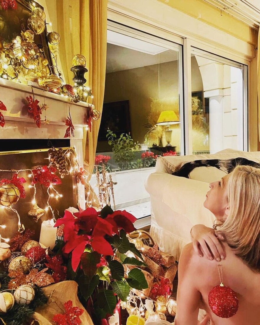 H Έφη Σαρρή ποζάρει τόπλες στο στολισμένο σαλόνι της