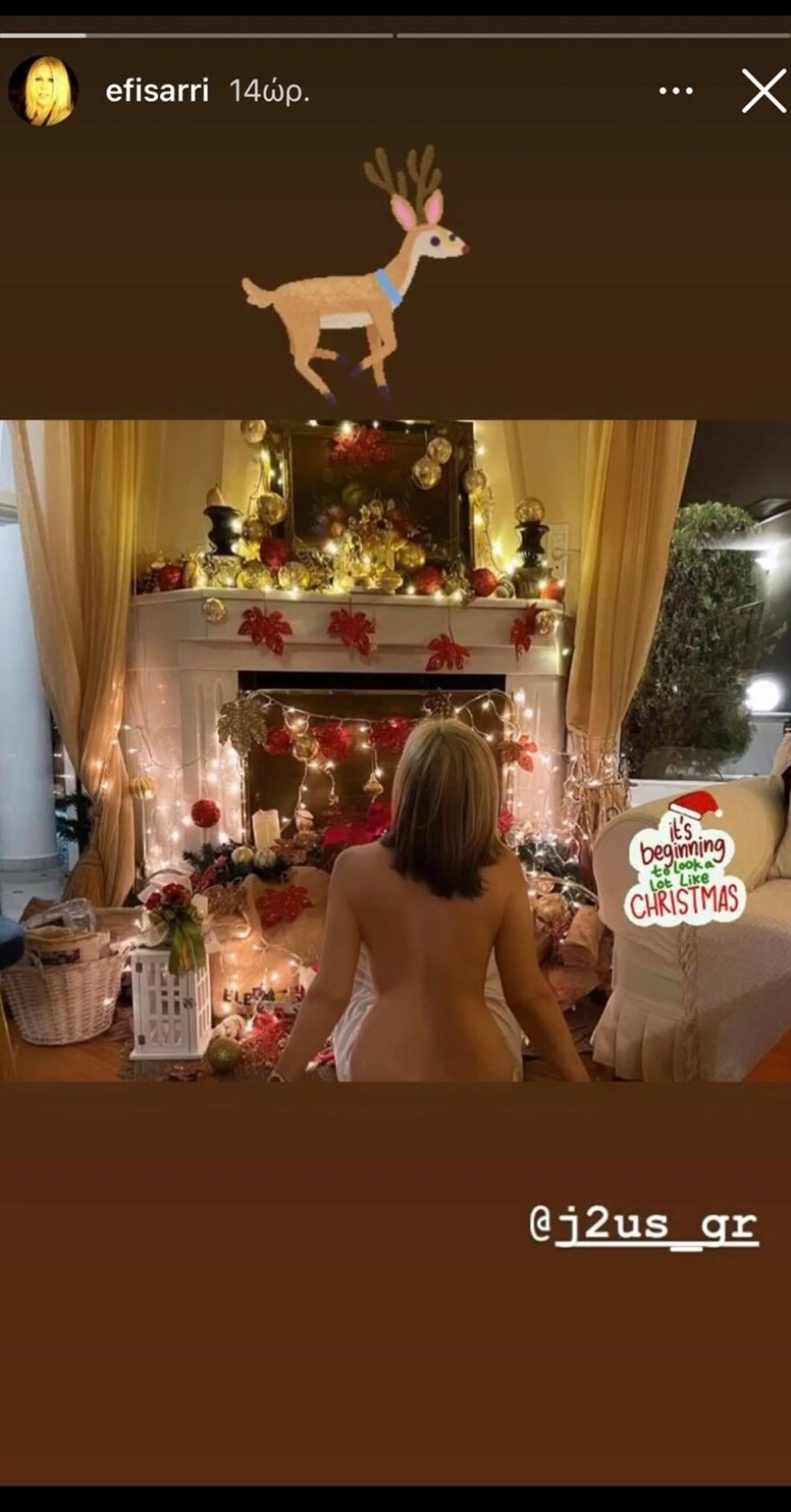 H Έφη Σαρρή ποζάρει τόπλες στο στολισμένο σαλόνι της