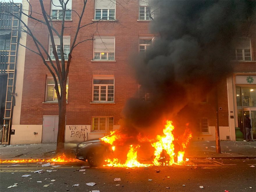 Αναταραχές στο Παρίσι: Δακρυγόνα στη διαδήλωση κατά της αστυνομικής βίας