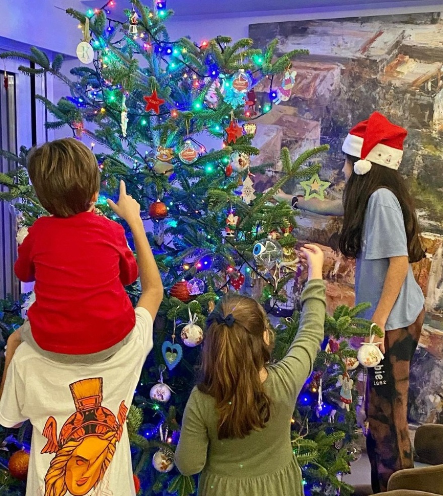 Κώστας Μπακογιάννης - Σία Κοσιώνη: Στόλισαν το χριστουγεννιάτικο δέντρο μαζί με τα παιδιά τους