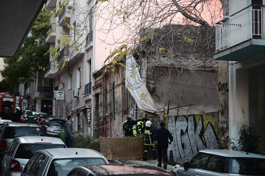 Φωτιά στον ακάλυπτο ακατοίκητου σπιτιού στα Εξάρχεια