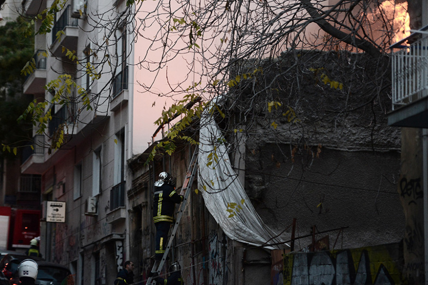 Φωτιά στον ακάλυπτο ακατοίκητου σπιτιού στα Εξάρχεια