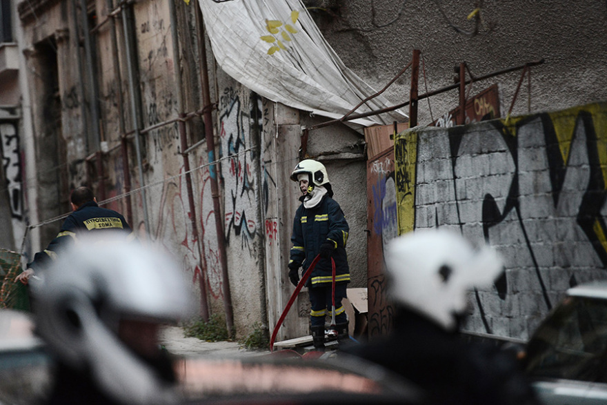 Φωτιά στον ακάλυπτο ακατοίκητου σπιτιού στα Εξάρχεια