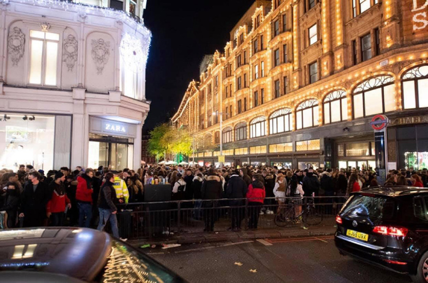 Λονδίνο: O απόλυτος πανικός έξω από το Harrods - Εκατοντάδες προσπαθούν να μπουν