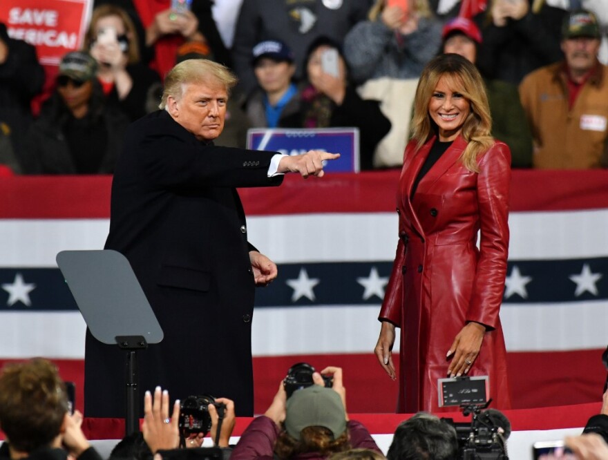 Τραμπ: Απομονωμένος και με τη δημοτικότητα… στα τάρταρα αφήνει τον Λευκό Οίκο