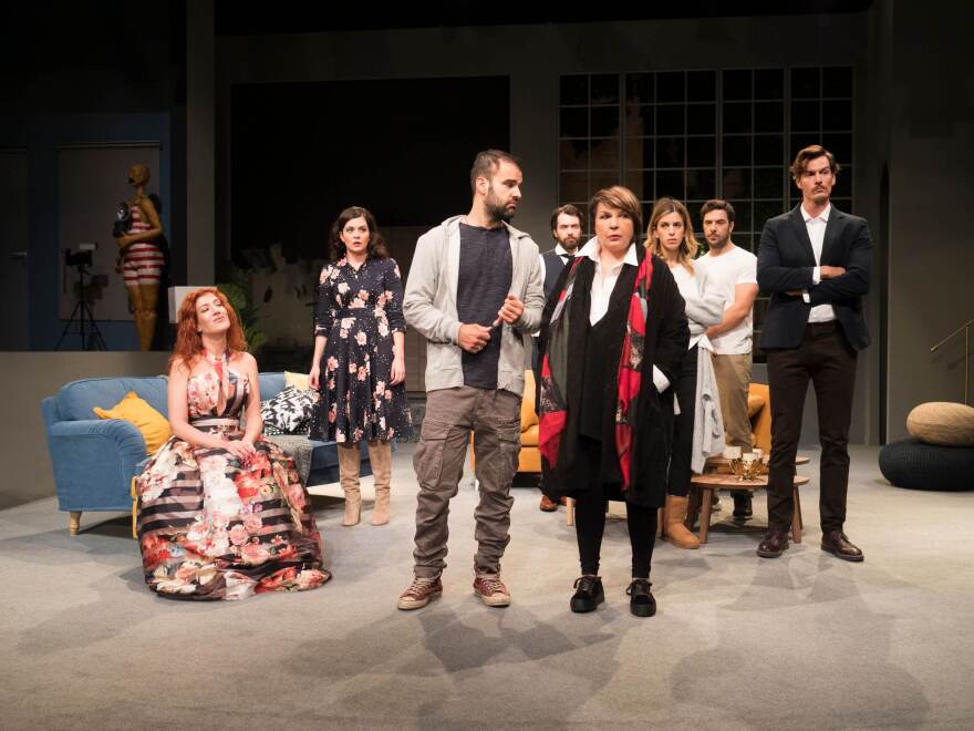 «Όποιος θέλει να χωρίσει... να σηκώσει το χέρι του!»: Για τρεις ακόμη online streaming παραστάσεις