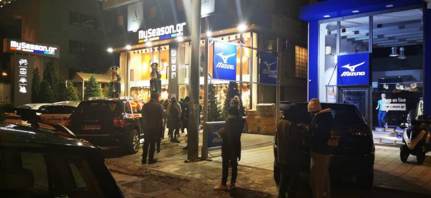 Ουρές στα καταστήματα με τα χριστουγεννιάτικα - Ξεκίνησε ο στολισμός στο Σύνταγμα