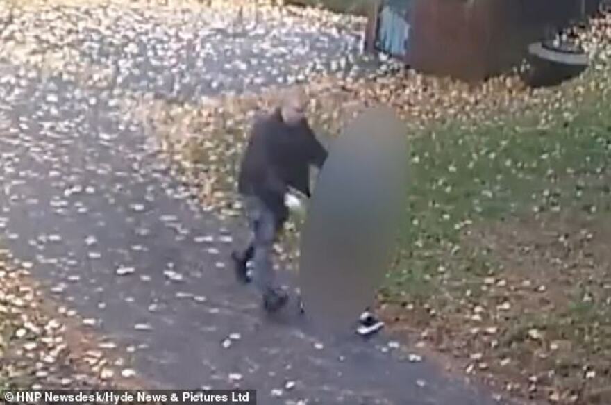 Αγγλία: Καρέ-καρέ η σεξουαλική επίθεση σε γυναίκα σε πολυσύχναστο πάρκο