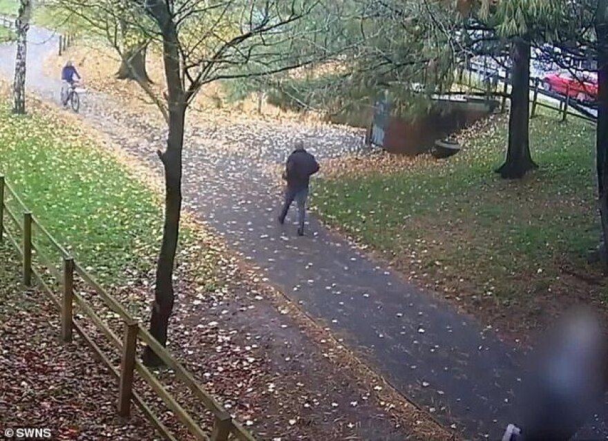 Αγγλία: Καρέ-καρέ η σεξουαλική επίθεση σε γυναίκα σε πολυσύχναστο πάρκο
