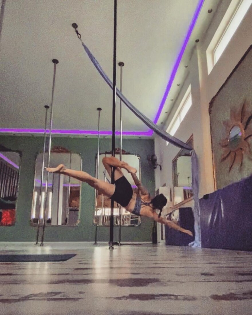 Η Ιωάννα Τριανταφυλλίδου εξασκείται στο pole dancing - Φωτογραφίες 