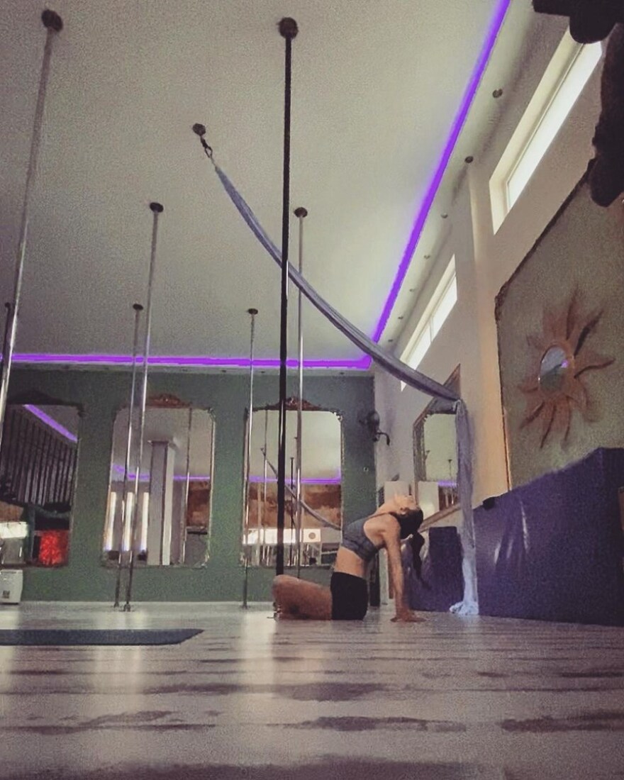 Η Ιωάννα Τριανταφυλλίδου εξασκείται στο pole dancing - Φωτογραφίες 