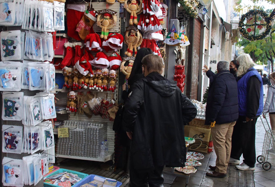 Ουρές στα καταστήματα με τα χριστουγεννιάτικα - Ξεκίνησε ο στολισμός στο Σύνταγμα