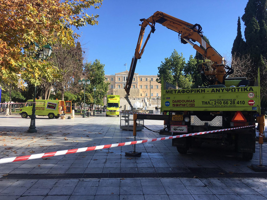 Ουρές στα καταστήματα με τα χριστουγεννιάτικα - Ξεκίνησε ο στολισμός στο Σύνταγμα