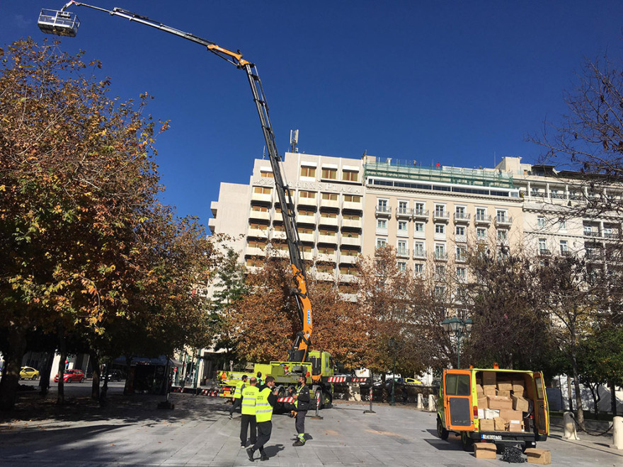 Ουρές στα καταστήματα με τα χριστουγεννιάτικα - Ξεκίνησε ο στολισμός στο Σύνταγμα