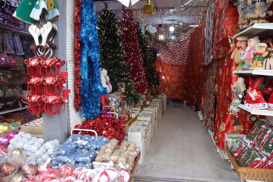 Ουρές στα καταστήματα με τα χριστουγεννιάτικα - Ξεκίνησε ο στολισμός στο Σύνταγμα