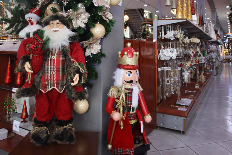 Ουρές στα καταστήματα με τα χριστουγεννιάτικα - Ξεκίνησε ο στολισμός στο Σύνταγμα